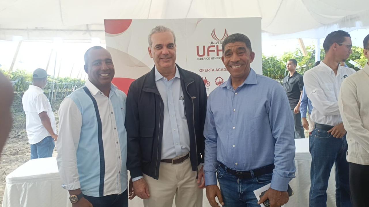 Alcalde Tony Ramírez acompaña al Presidente en visita a la finca de uvas en Pedro Corto